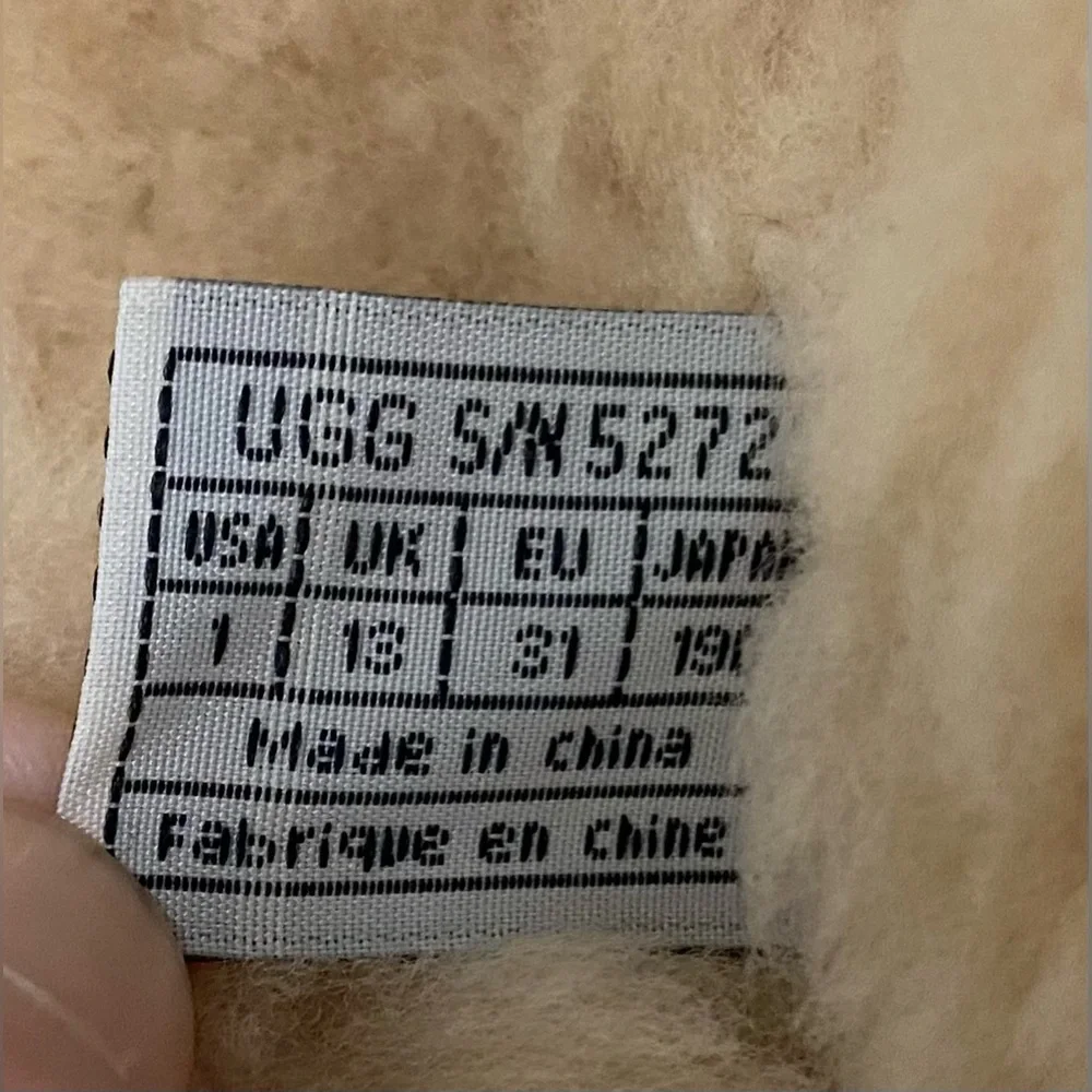 Kids UGG Brown Suede Boots with Side Zipper
Size 1 - Picture 10 of 10